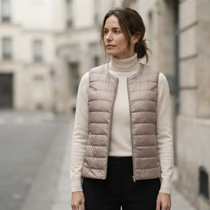 Doudoune sans manche cintrée beige rosé, portée en extérieur