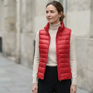 Doudoune sans manche grande taille rouge, portée en extérieur