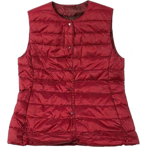 Doudoune sans manche femme rouge bordeaux à plat, col rond bordé et rangée de pressions