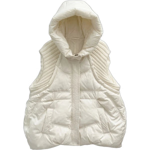 Doudoune sans manche à la mode blanc crème à capuche, empiècements nervurés aux épaules