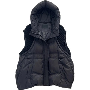 Doudoune sans manche à la mode noire à capuche, empiècements nervurés aux épaules et zip
