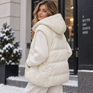 Doudoune sans manche à la mode blanc crème à capuche portée sur un pull blanc, vue de dos