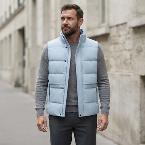 Doudoune sans manche bleu ciel homme portée par un mannequin en extérieur