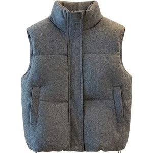 Doudoune sans manche bronze gris foncé vue de face, col montant et fermeture zippée sous patte