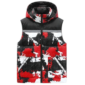 Doudoune sans Manche Camouflage Homme, coloris rouge, vue de face avec capuche sur fond blanc