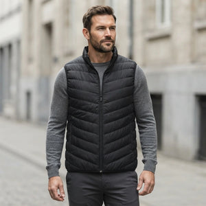 Doudoune sans manche chaude homme coloris noir portée par un mannequin en extérieur