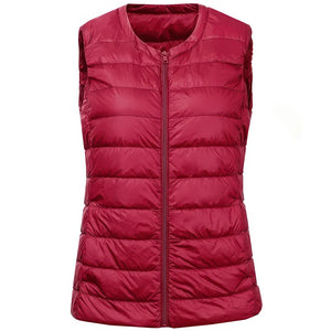 Doudoune sans manche cintrée rouge framboise, coupe près du corps et fermeture zippée