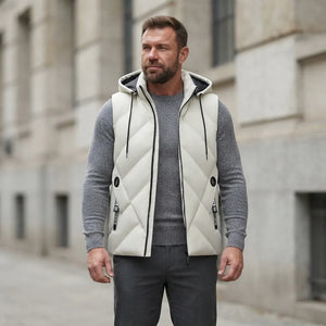 Homme portant la Doudoune sans Manche crème, maille col rond grise et pantalon anthracite