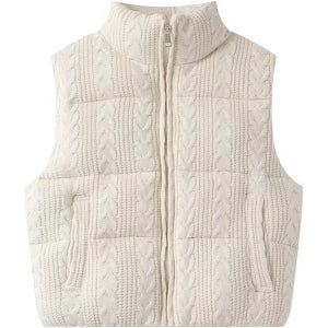 Doudoune sans manche hiver beige en maille torsadée, vue de face, fermeture zippée et poches fendues