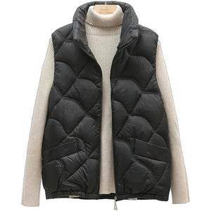 Doudoune sans manche violet, coloris noir, matelassage en vagues, sur un pull écru