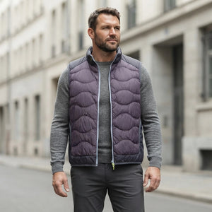 Homme portant la Doudoune sans Manche Violette Homme violet, maille col rond grise et pantalon anthracite