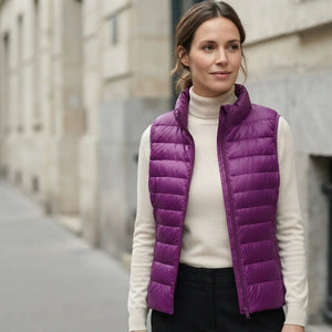 Doudoune plume sans manche femme violet prune, portée en extérieur