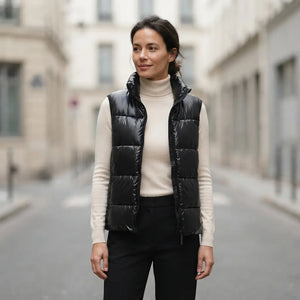 Petite doudoune sans manche femme noire, portée en extérieur