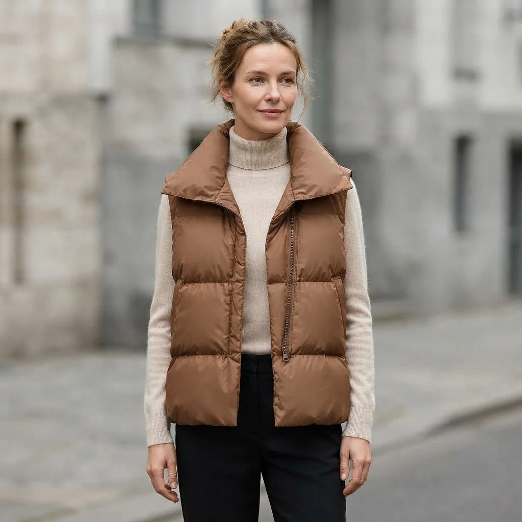 Doudoune ete sans manche femme camel portee, col droit rembourre