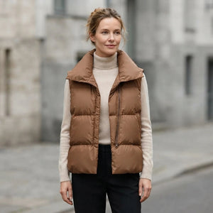 Doudoune ete sans manche femme camel portee, col droit rembourre