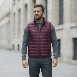 Homme portant la Doudoune Fine sans Manche bordeaux, maille col rond grise et pantalon anthracite