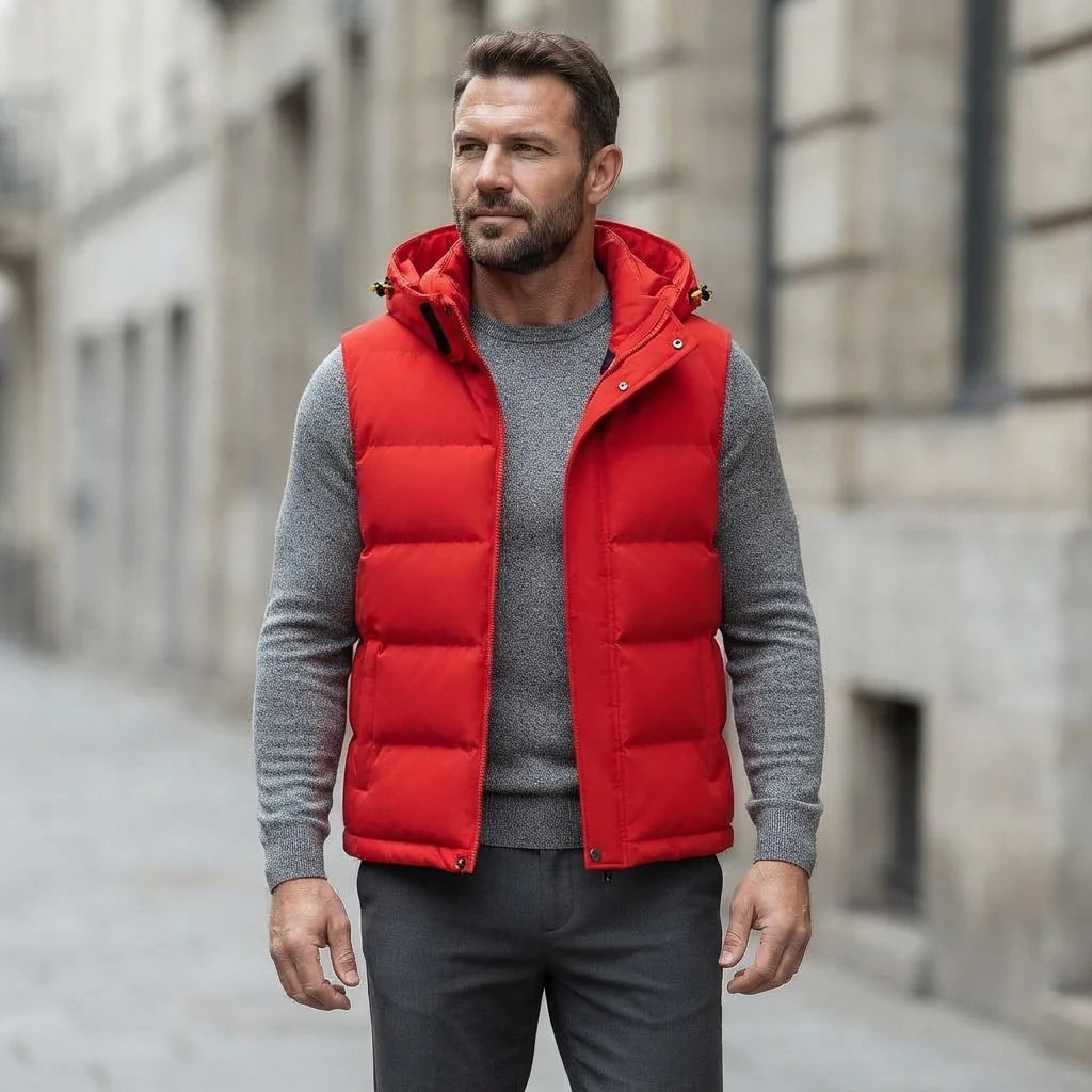 Grosse doudoune sans manche homme rouge portee, capuche et matelassage en larges bandes