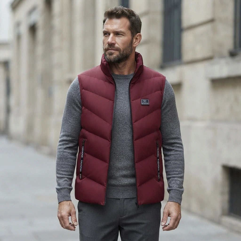 Doudoune rouge sans manche homme portée par un mannequin en extérieur