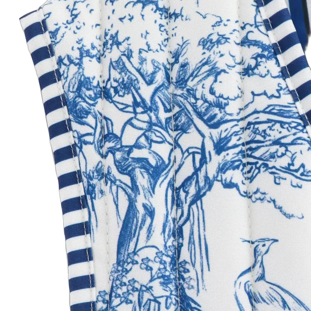 Doudoune sans manche 4xl, gros plan sur l'imprimé bleu arbre et oiseau et sur les bandes rayées