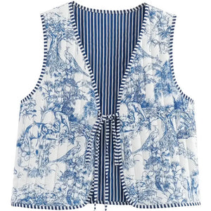 Doudoune sans manche 4xl à imprimé bleu façon toile de Jouy, devant en V fermé par un lien à nouer