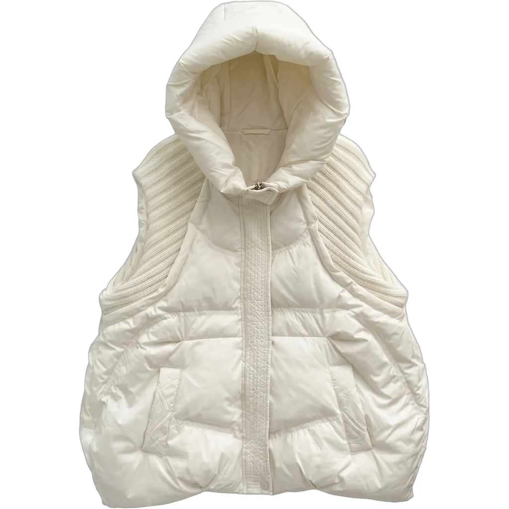 Doudoune sans manche à la mode blanc crème à capuche, empiècements nervurés aux épaules