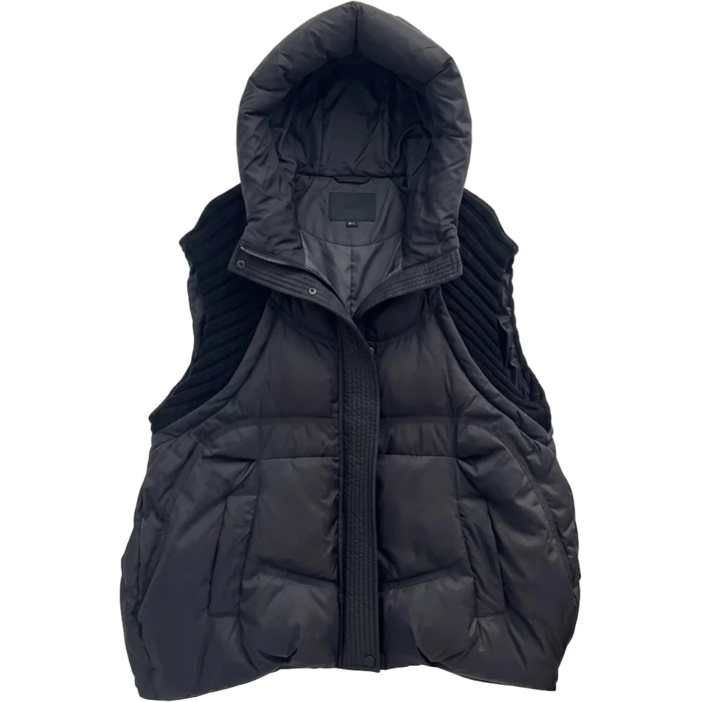 Doudoune sans manche à la mode noire à capuche, empiècements nervurés aux épaules et zip