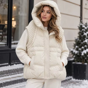 Doudoune sans manche à la mode blanc crème à capuche portée sur un pull blanc, vue de face