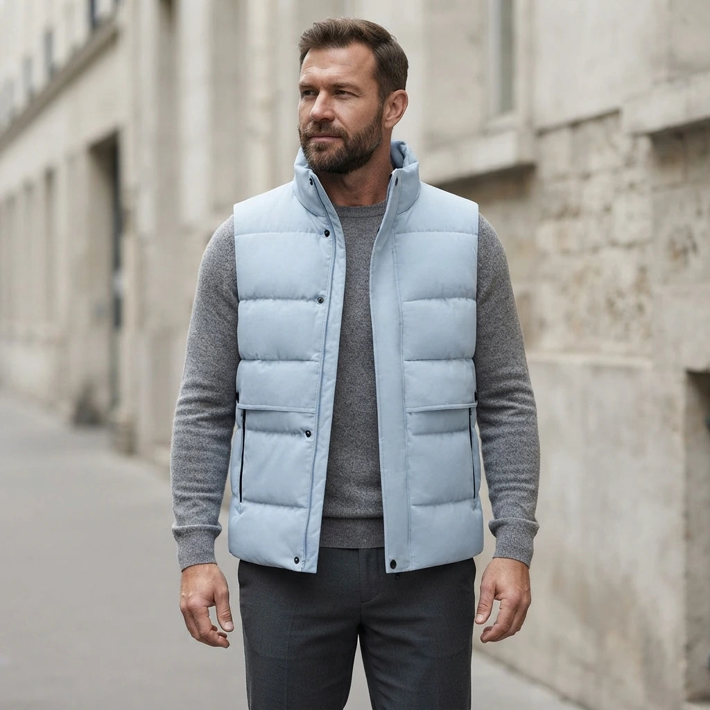 Doudoune sans manche bleu ciel homme portée par un mannequin en extérieur