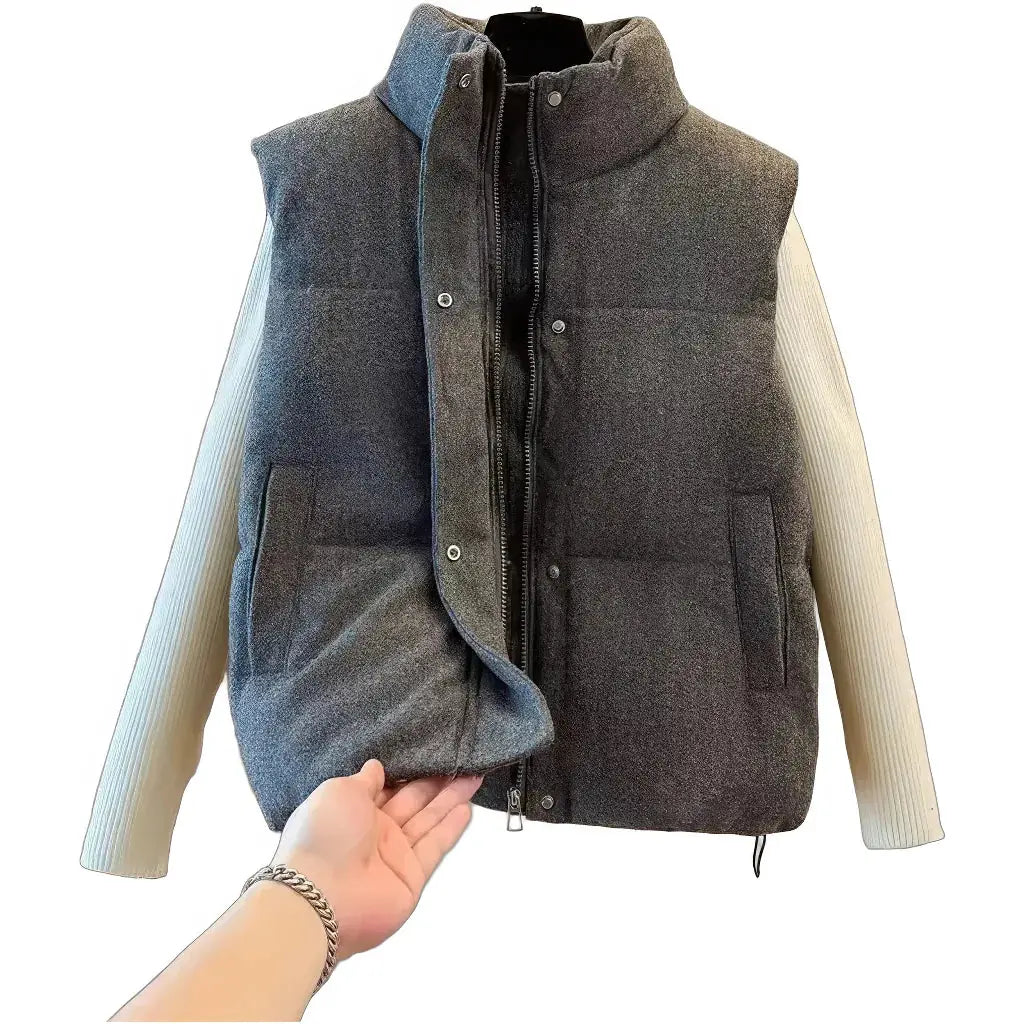 Doudoune sans manche bronze gris foncé ouverte, fermeture zippée doublée de pressions, sur un pull