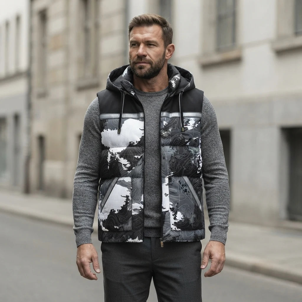 Homme portant la Doudoune sans Manche Camouflage noire, maille col rond grise et pantalon anthracite