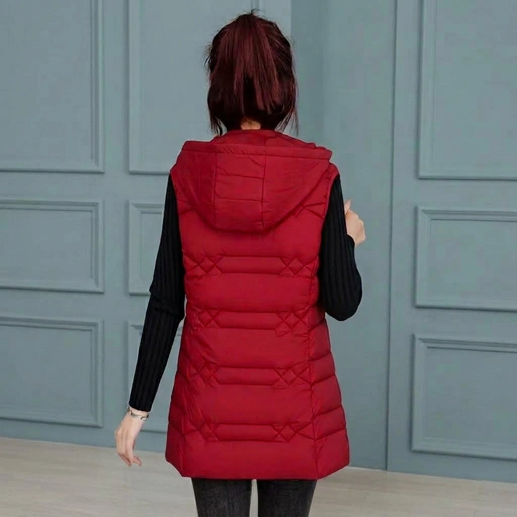 Doudoune sans manche capuche amovible rouge vue de dos, matelassage en losanges, sur un pull noir
