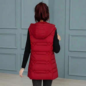 Doudoune sans manche capuche amovible rouge vue de dos, matelassage en losanges, sur un pull noir