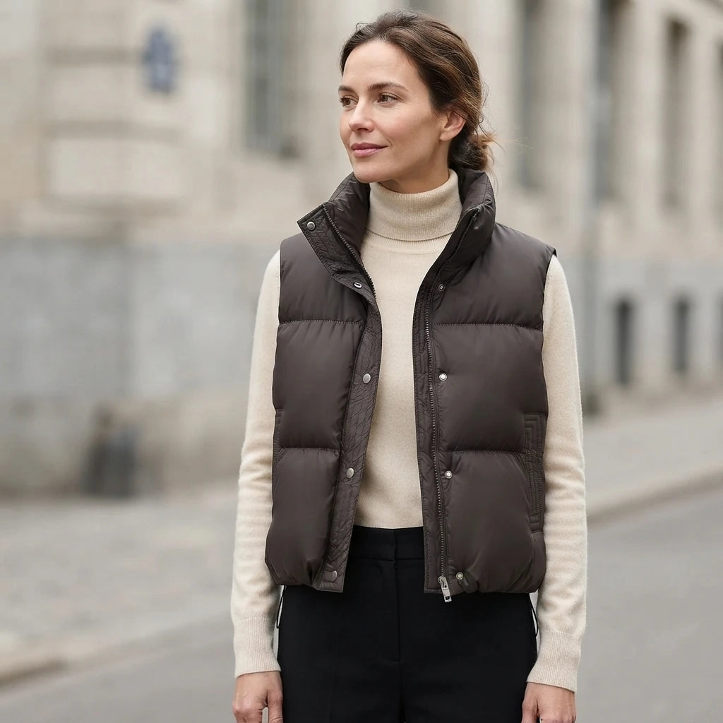 Doudoune sans manche chic brune portee, col haut volumineux et double fermeture