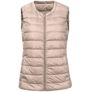 Doudoune sans manche cintrée beige rosé, coupe ajustée et fermeture zippée centrale