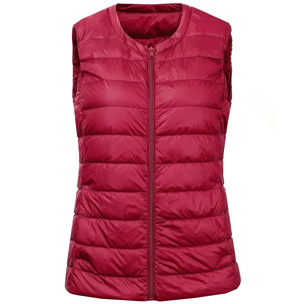 Doudoune sans manche cintrée rouge framboise, coupe près du corps et fermeture zippée