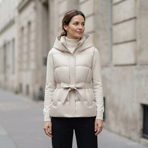 Doudoune sans manche creme femme portee, capuche volumineuse en col et ceinture nouee
