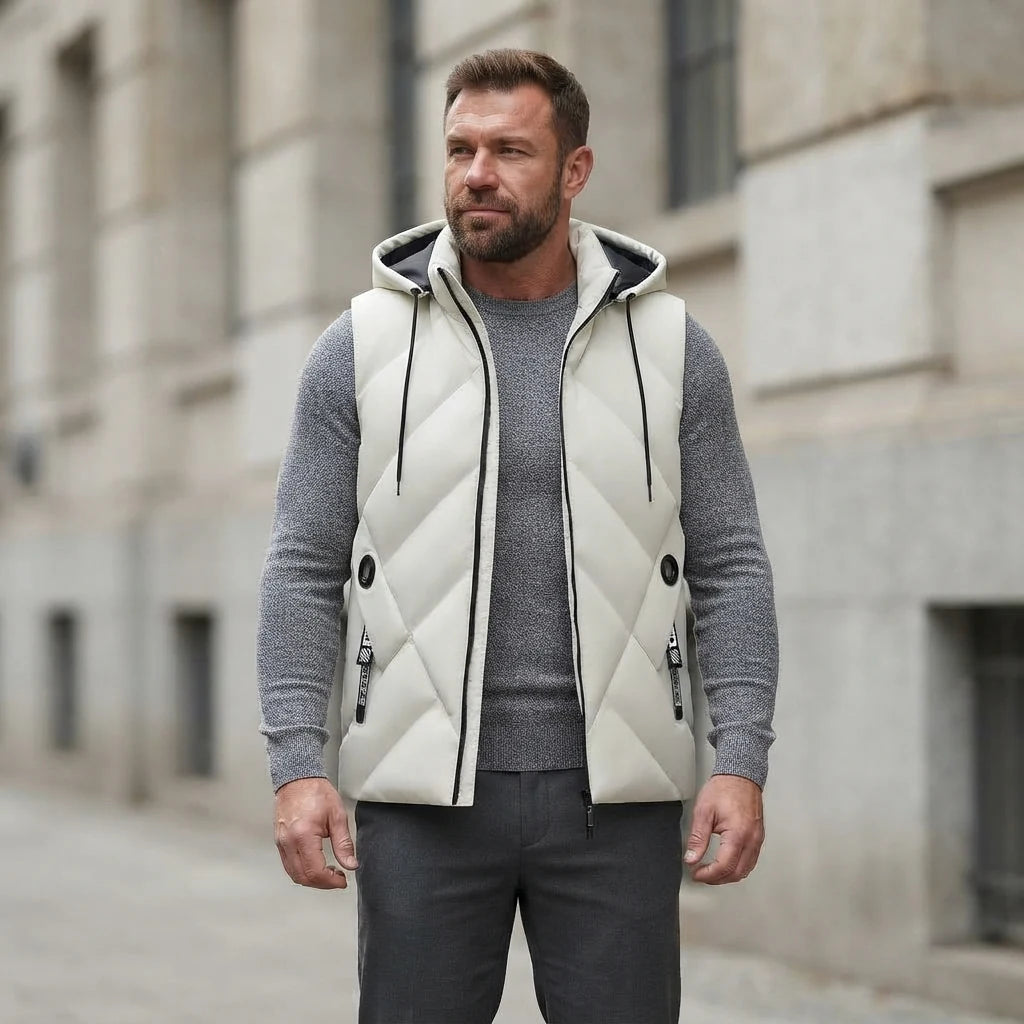 Homme portant la Doudoune sans Manche crème, maille col rond grise et pantalon anthracite