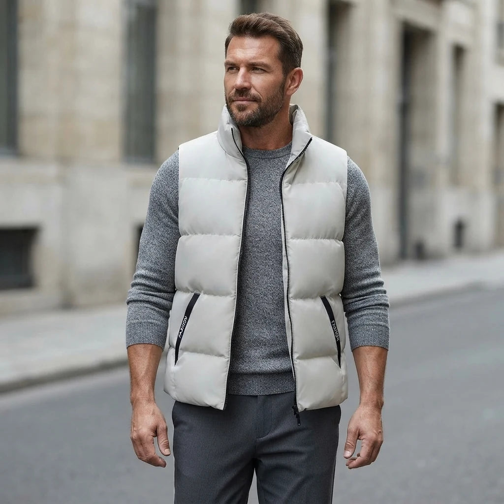 Homme portant la Doudoune sans Manche Écru Homme écru, maille col rond grise et pantalon anthracite