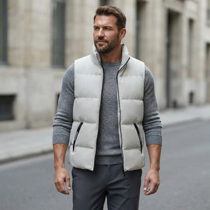 Homme portant la Doudoune sans Manche Écru Homme écru, maille col rond grise et pantalon anthracite