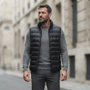 Homme portant la Doudoune sans Manche Grande Taille noire, maille col rond grise et pantalon anthracite