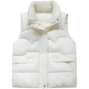 Doudoune sans manche habillée beige blanc cassé brillante, vue de face sur fond blanc
