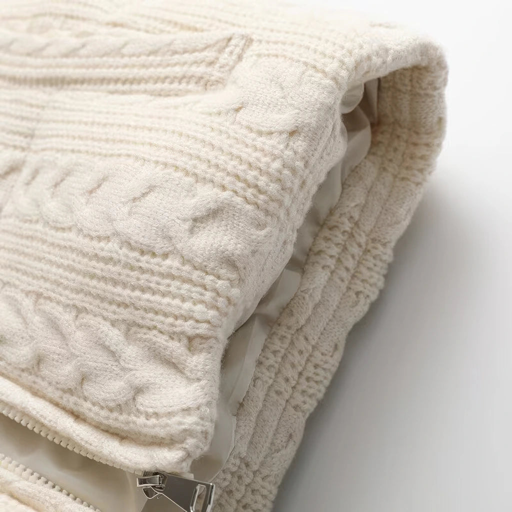 Doudoune sans manche hiver beige en gros plan, doublure lisse et curseur de la fermeture