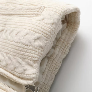 Doudoune sans manche hiver beige en gros plan, doublure lisse et curseur de la fermeture