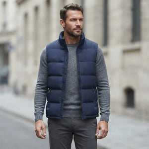 Homme portant la Doudoune sans Manche bleu marine, maille col rond grise et pantalon anthracite