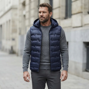Homme portant la Doudoune sans Manche Haut de Gamme bleu marine, maille col rond grise et pantalon anthracite