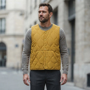 Doudoune sans manche jaune homme portée par un mannequin en extérieur