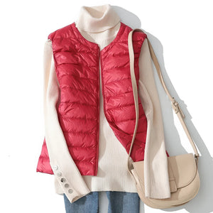 Doudoune sans Manche Oversize, portée ouverte sur un pull écru, rouge