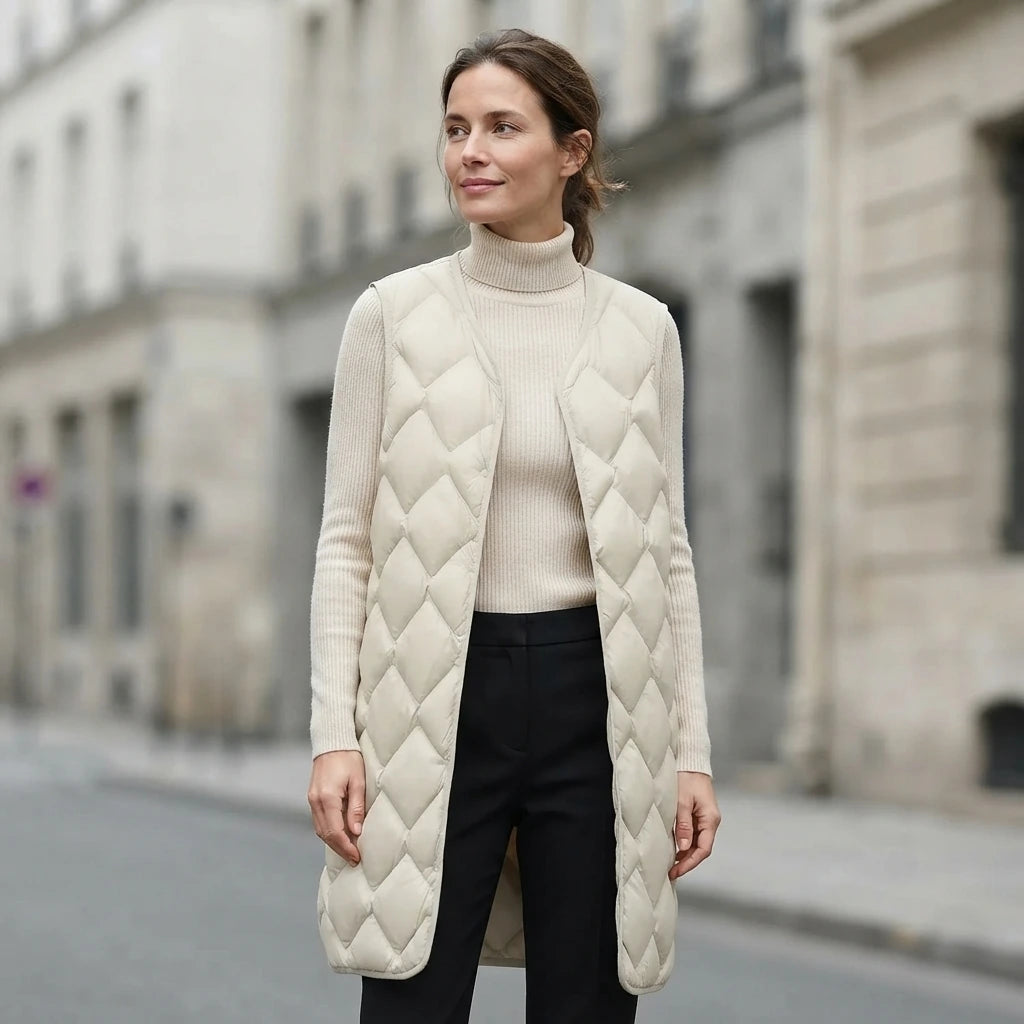 Doudoune sans manche plume beige portee, matelassage en losanges et encolure en V