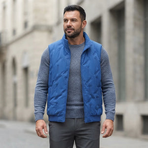 Doudoune sans manche polaire homme coloris bleu portée par un mannequin en extérieur