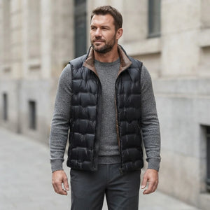 Homme portant la Doudoune sans Manche Satinée Homme noir, maille col rond grise et pantalon anthracite